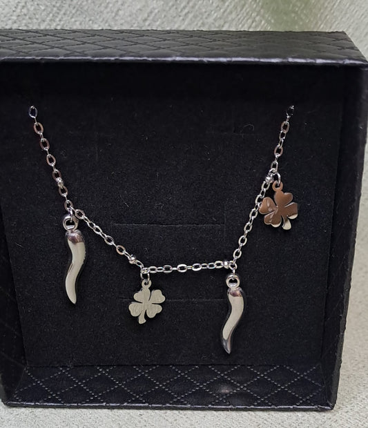 BRACCIALE CON PENDENTI QUADRIFOGLI E CORNI