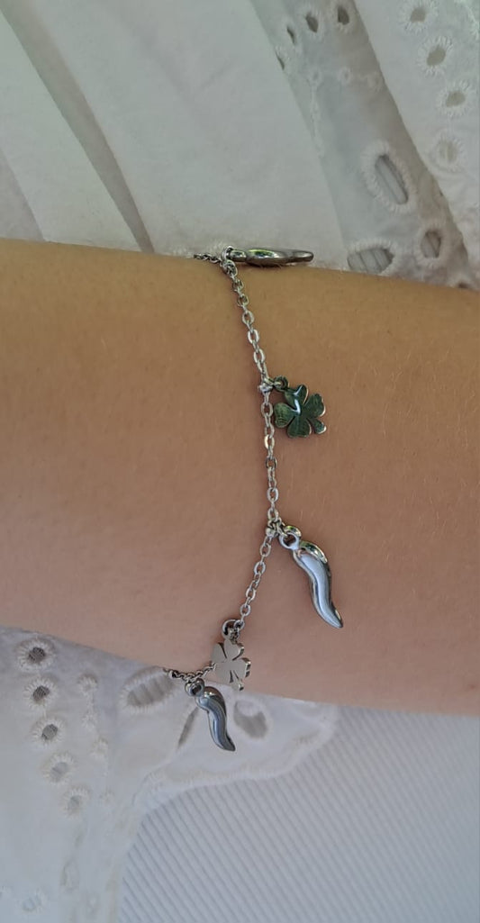 BRACCIALE CON PENDENTI QUADRIFOGLI E CORNI