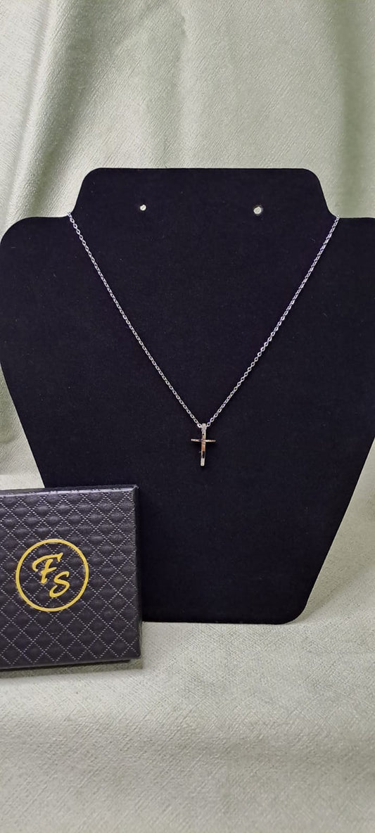 COLLANA CON PENDENTE CROCE CON PUNTO LUCE